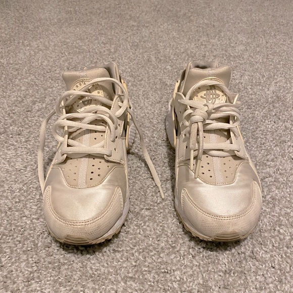 Women’s 7.5 Nike Huarache - Picture 1 of 4